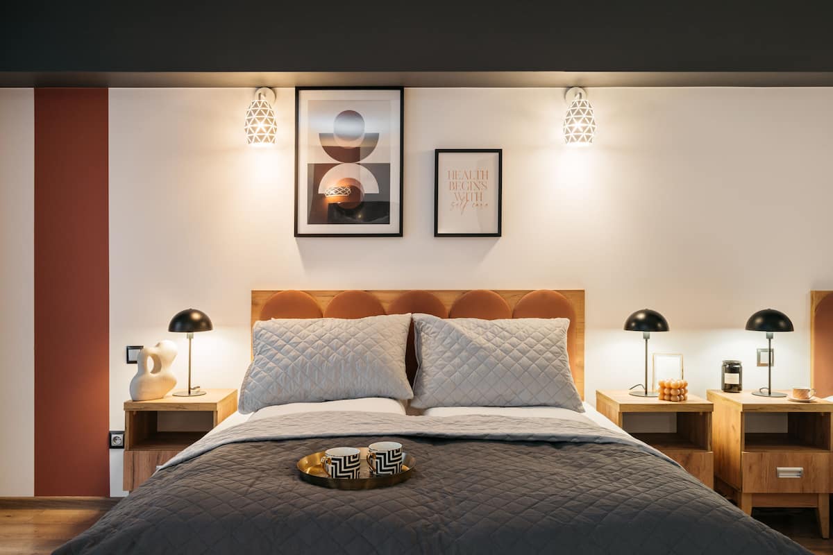 1 habitación, decoración personalizada, muebles diferentes y escritorio