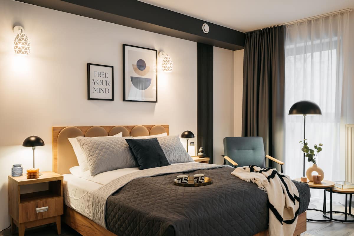 1 habitación, decoración personalizada, muebles diferentes y escritorio