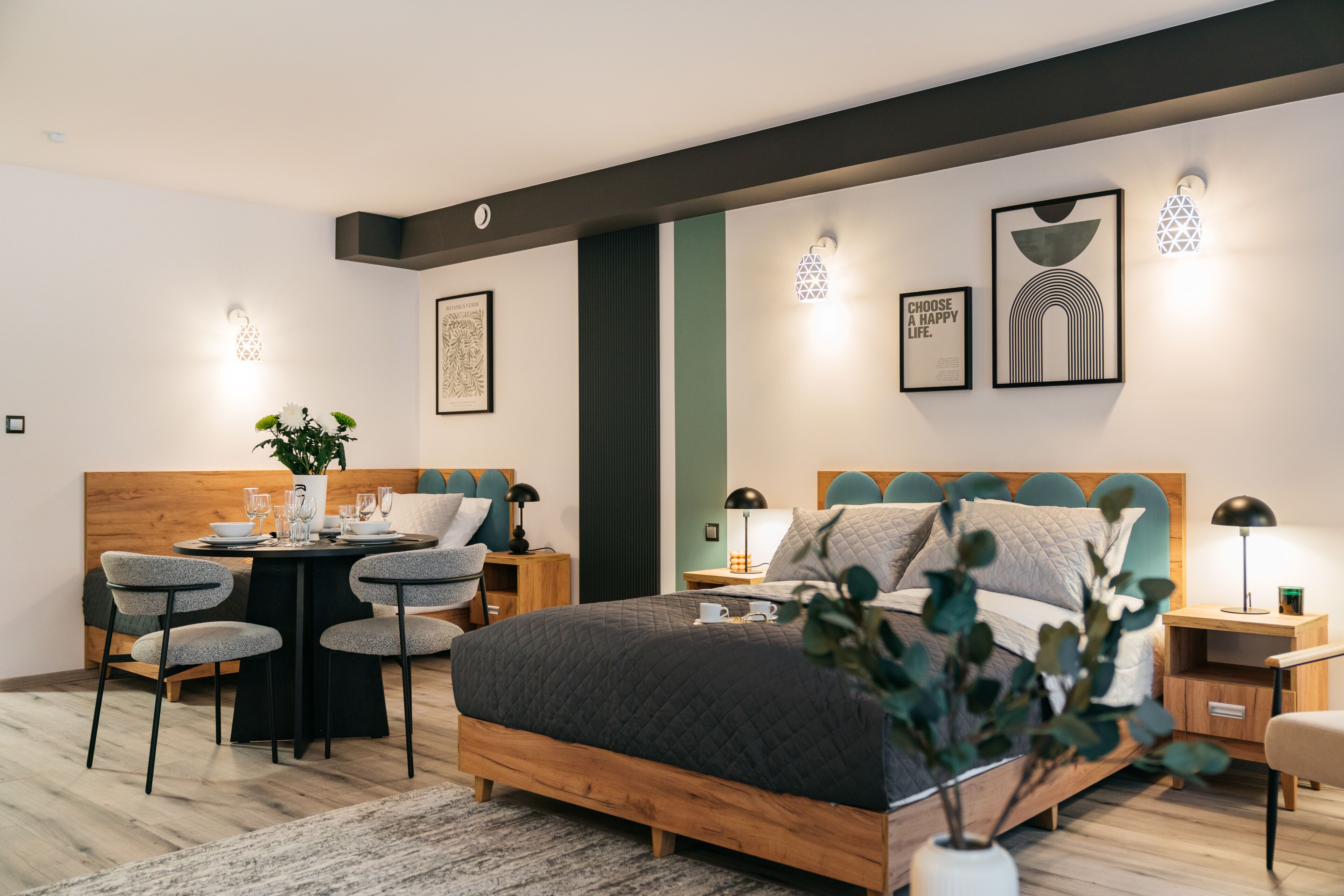 Una camera da letto moderna con un letto in legno, un tavolo da pranzo con sedie e un angolo cottura.