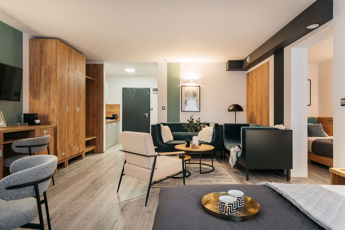 1 habitación, decoración personalizada, muebles diferentes y escritorio