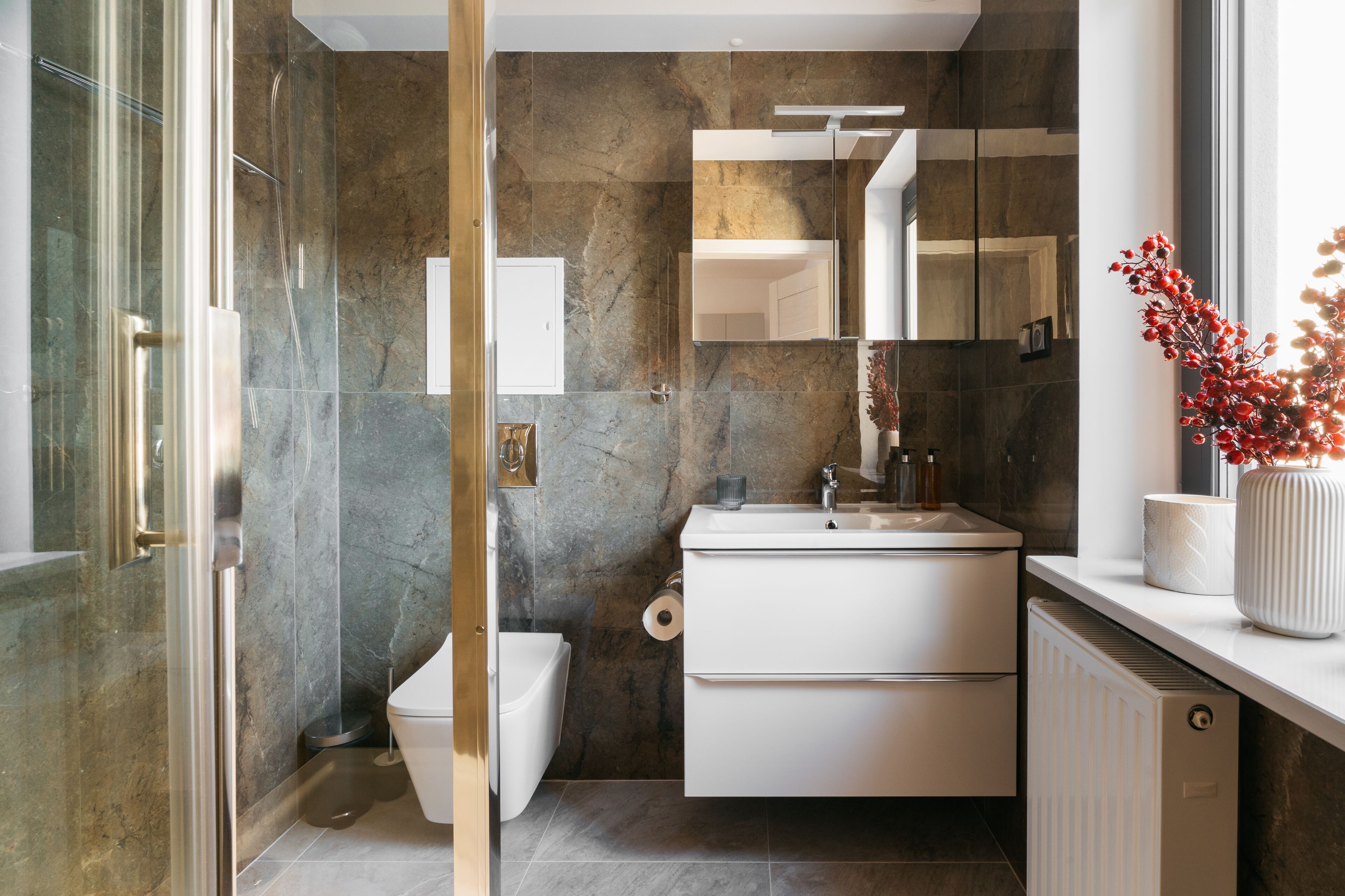 Suihku, ilmaiset hygieniatuotteet, hiustenkuivaaja, pyyhkeet