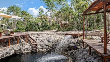 Air terjun kolam renang