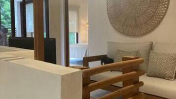 Casa superior, 3 habitaciones | Sala de estar | Smart TV de 52 pulgadas con canales digitales