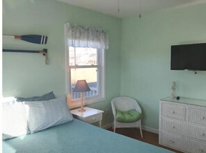 3 habitaciones, tabla de planchar con plancha y cuna de viaje 