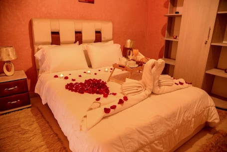 Family Apartment | Free WiFi, bed sheets. Hotel citta rossa