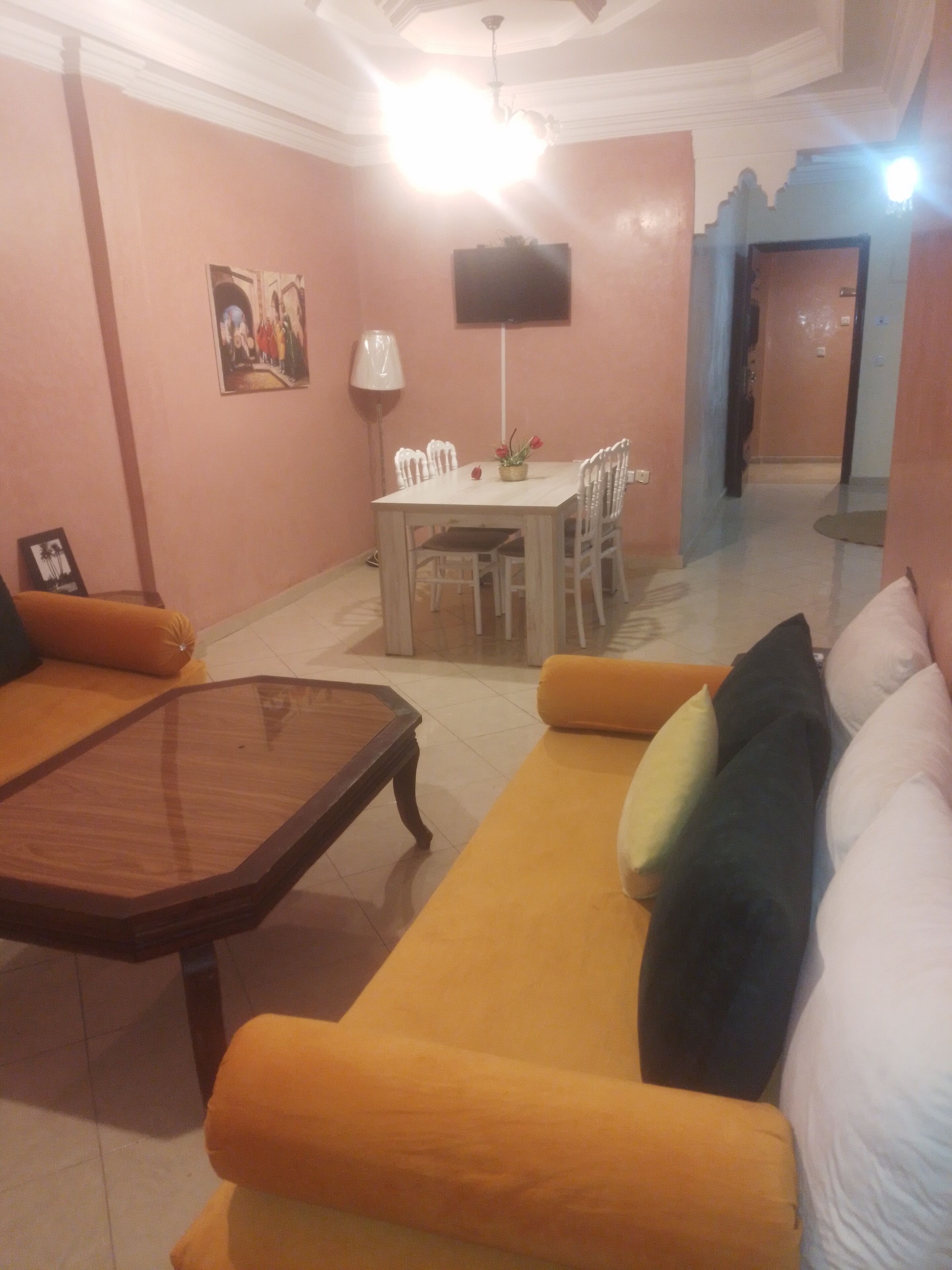 Un salon comprenant un canapé, une table basse et une table à manger avec des chaises.
