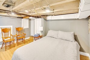 4 bedrooms, desk, iron/ironing board, free WiFi