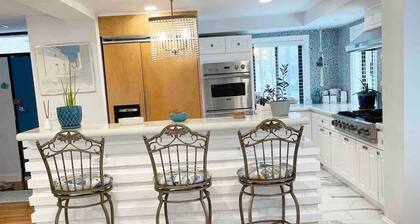 A Regal Retreat- Exclusive Parking Prime Local