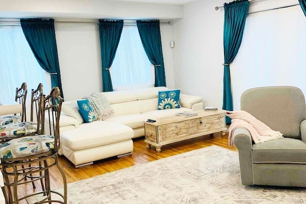 Smart TV, chimenea, libros y impresora 