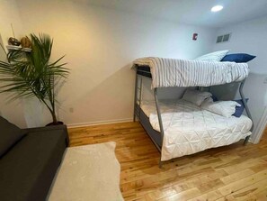 2 間睡房、書桌、熨斗/熨衫板、Wi-Fi