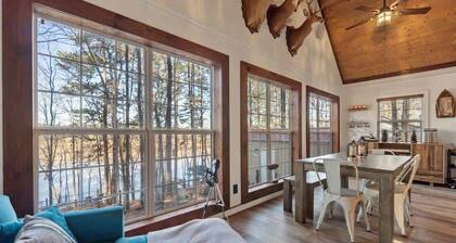 Sunset Escape, Waterfront, Sleeps 6, Fishing, 2 Kayaks, Games, + Firepit!