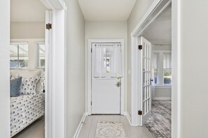 3 bedrooms, iron/ironing board, WiFi, bed sheets - The Blue Pearl near Downtown Crestview (Crestview)