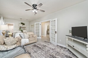 TV - The Blue Pearl near Downtown Crestview (Crestview)