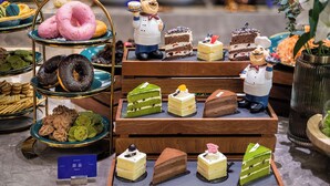 A display of various desserts and pastries on tiered stands and wooden trays. - Manxin Hotel Linfen Yingbin Avenue (Linfen)