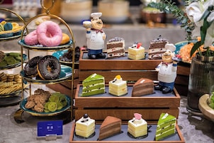 Una exhibición de postres con diversos pasteles y dulces.