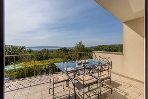 Outdoor dining - Villa Stari Hill save 20 percent on Split-villas com (Kaštel Stari)