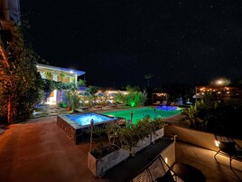 室外游泳池，日光浴躺椅