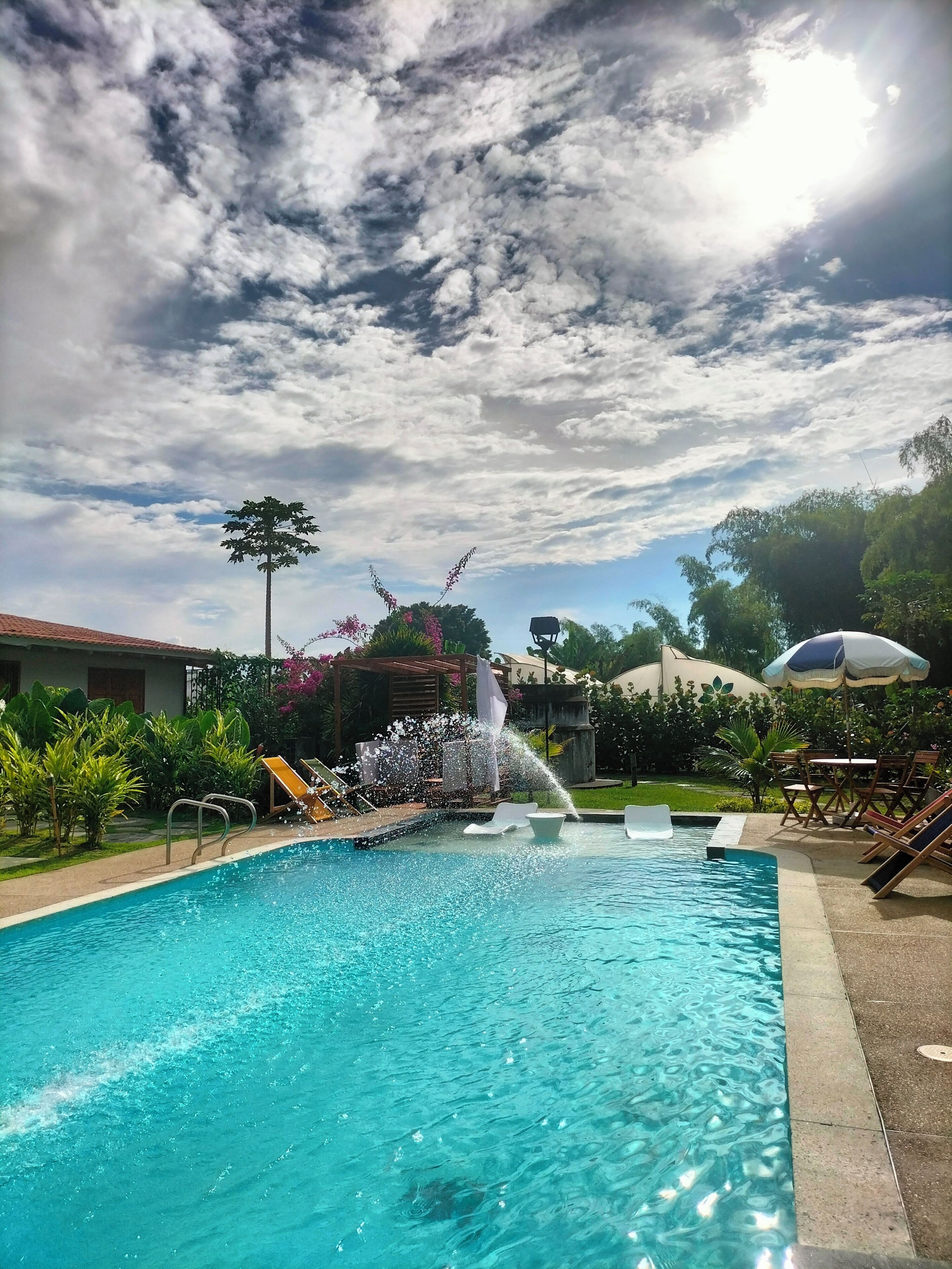Una piscina al aire libre, tumbonas