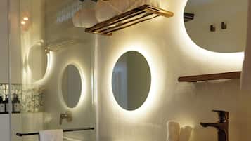 Deluxe Room, 1 Bedroom | Bathroom