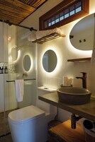Deluxe Room, 1 Bedroom | Bathroom | Free toiletries, hair dryer, towels, soap