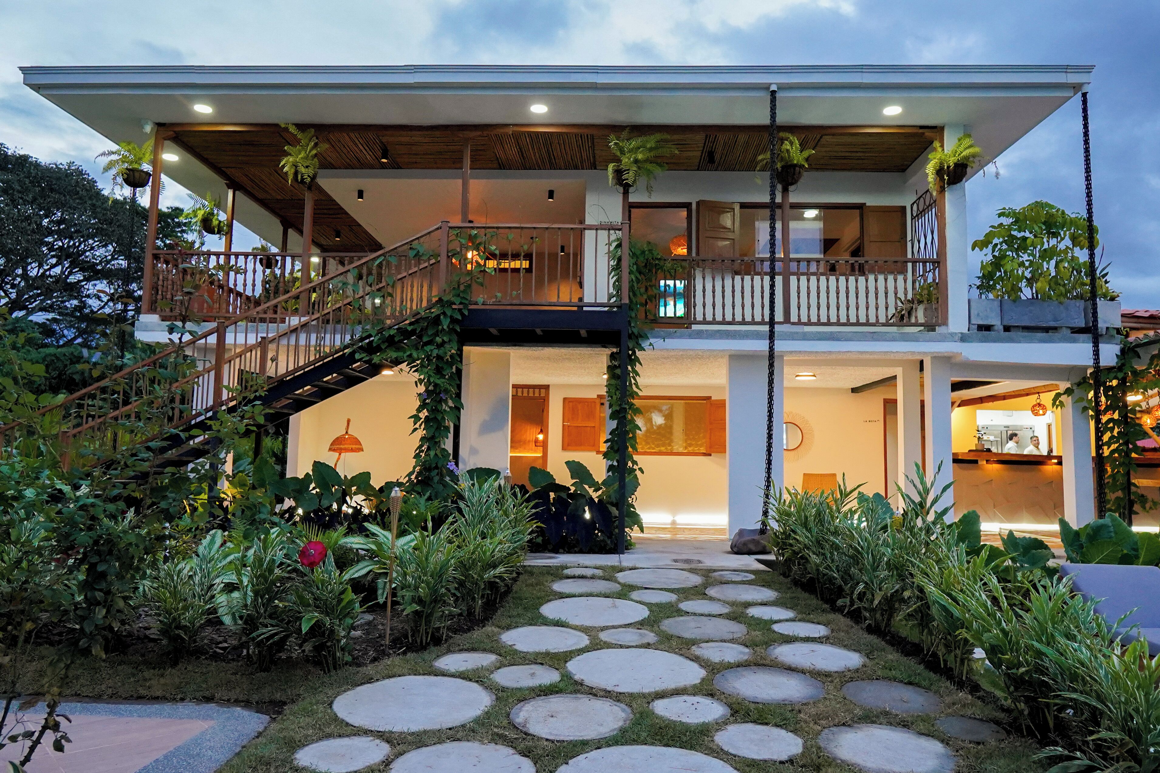 施設の正面 (日没後)