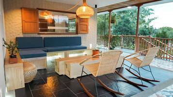 32-inch flat-screen TV with cable channels, TV, heated floors