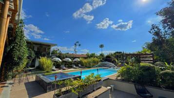 Una piscina al aire libre, tumbonas