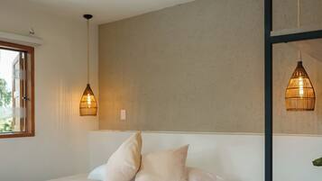 Deluxe kamer, 1 slaapkamer | Een bureau, een laptopwerkplek, gratis wifi, beddengoed