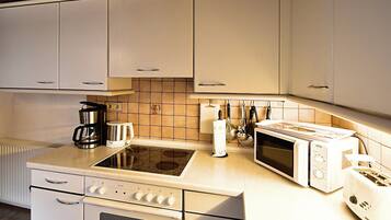 Fridge, microwave, oven, coffee/tea maker