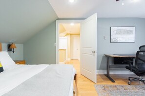 3 bedrooms, desk, iron/ironing board, free WiFi