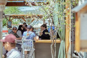 朝食、ランチ、ディナーに営業