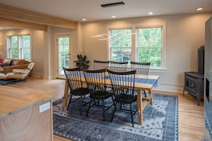Premier Apartment | Private kitchen | Coffee/tea maker, paper towels