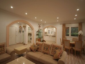 Televisión, reproductor de DVD, mesa de ping pong, estéreo