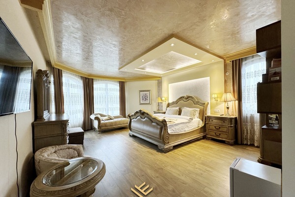 Kamar Royal, 1 Tempat Tidur King, pemandangan kebun | Brankas, tempat tidur bayi gratis, dan seprai linen