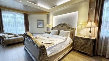 Royal-Zimmer, 1 King-Bett, Gartenblick | Zimmersafe, kostenlose Babybetten, Bettwäsche