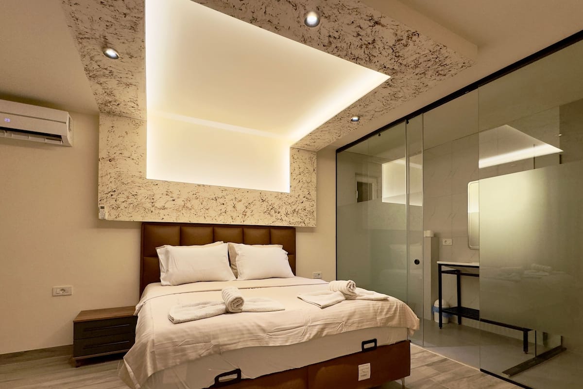 Standard Single Room | In-room safe, free cribs/infant beds, bed sheets