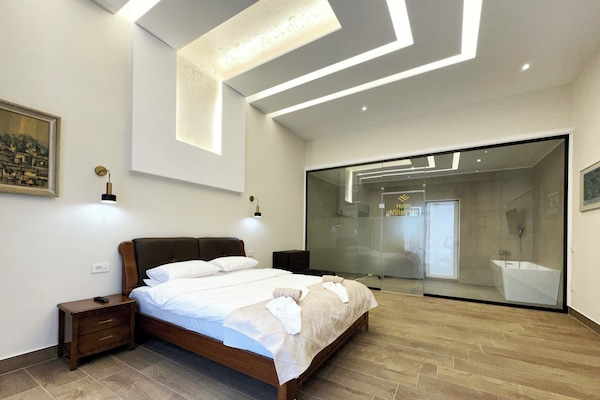 Habitación romántica, 1 cama King size, vista a la alberca, junto a la alberca | Caja de seguridad en la habitación, cunas gratuitas y ropa de cama