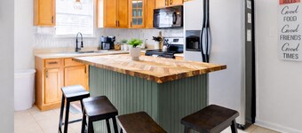 Holy Cow! Sleeps 10-Central Location-4 Bedrooms-2-Smart TVs-Grill & Pet Friendly