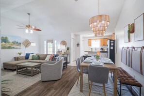 Smart-tv, een open haard en boeken