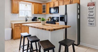 Holy Cow! Sleeps 10-Central Location-4 Bedrooms-2-Smart TVs-Grill & Pet Friendly