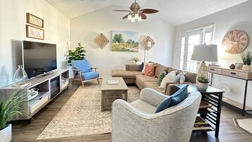 Smart-TV, Kamin, Bücher