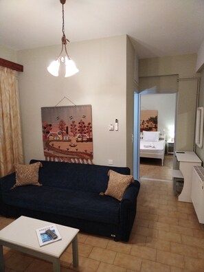 Exclusive Room, 2 Single Beds | Living area | 32-inch Smart TV with digital channels - Litsas House Platanias (Skiathos)
