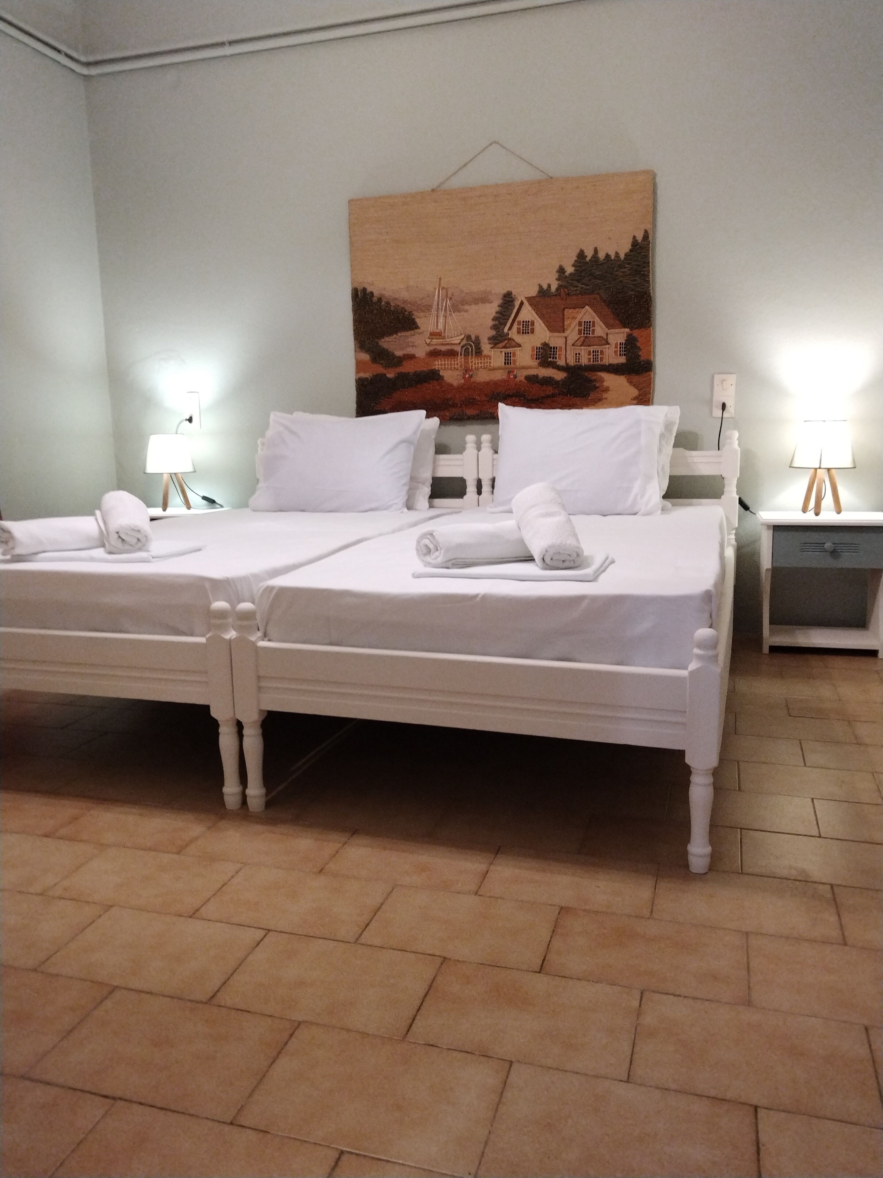 Exklusivt rum - 2 enkelsängar | Sängtillbehör av högsta kvalitet och värdeförvaringsskåp på rummet