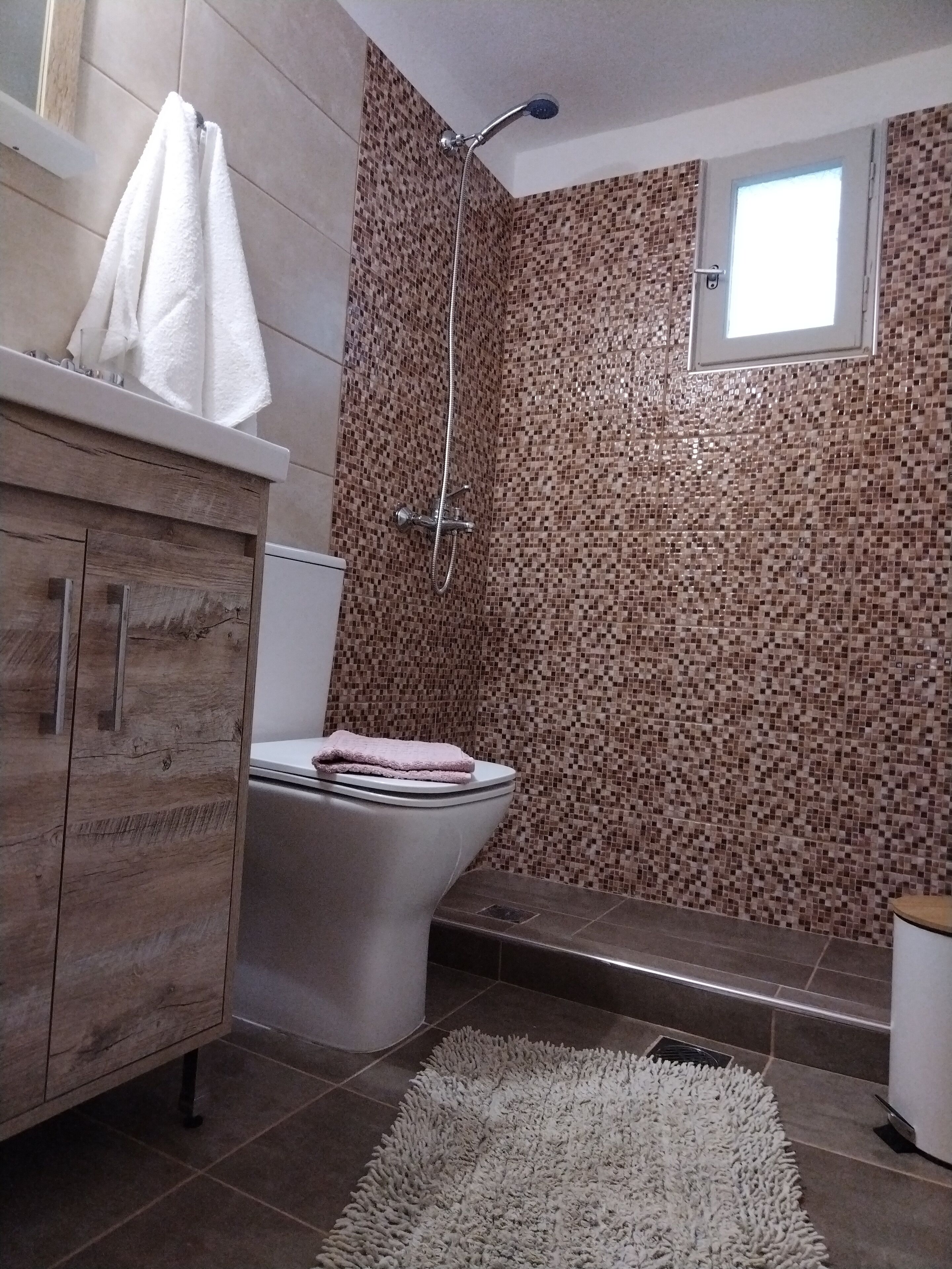 Exklusivt rum - 2 enkelsängar | Badrum | Dusch, hårtork, handdukar och tvål