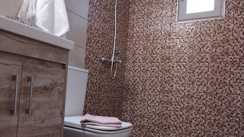 Habitació exclusiva, 2 llits individuals | Bany | Dutxa, assecador de cabells, tovalloles i sabó