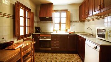 Een magnetron, een vaatwasser, een koffiezetapparaat/waterkoker