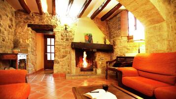 Een televisie en een open haard