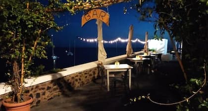 Tiny House "Bonsaus," Rinella's black beach