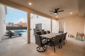 Outdoor dining - Spacious Brand New Home! Lots of courtyard space and fun for all. (Hurricane)