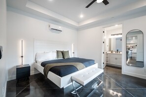 7 bedrooms, iron/ironing board, travel cot, free WiFi - Spacious Brand New Home! Lots of courtyard space and fun for all. (Hurricane)